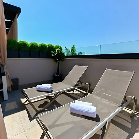 An & Lu With Rooftop Jacuzzi *