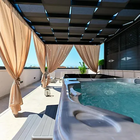 An & Lu With Rooftop Jacuzzi Zadar