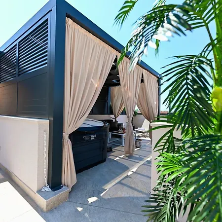 An & Lu With Rooftop Jacuzzi *