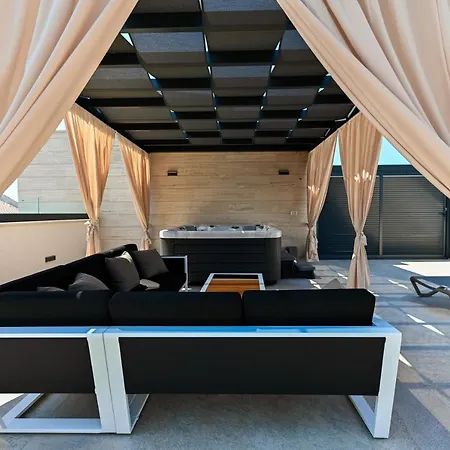 An & Lu With Rooftop Jacuzzi *