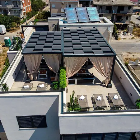 Апартаменти An & Lu With Rooftop Jacuzzi