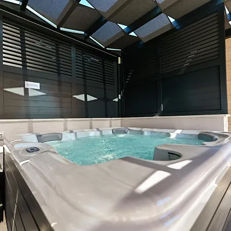 An & Lu With Rooftop Jacuzzi *