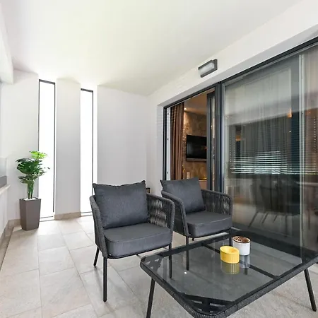 An & Lu With Rooftop Jacuzzi *