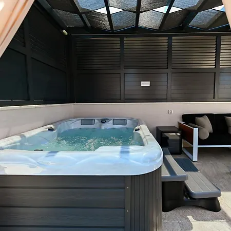 An & Lu With Rooftop Jacuzzi Апартаменти