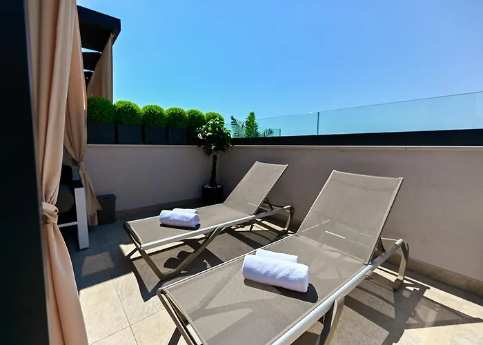 An & Lu With Rooftop Jacuzzi *