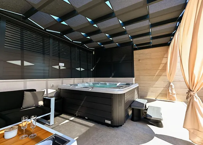 An & Lu With Rooftop Jacuzzi Апартаменты *