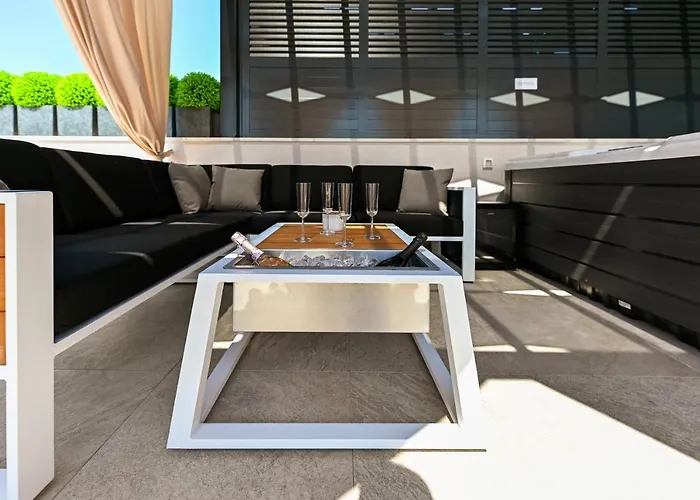 An & Lu With Rooftop Jacuzzi Апартаменты *