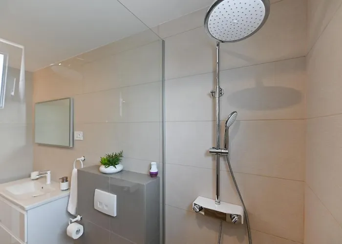 An & Lu With Rooftop Jacuzzi Задар