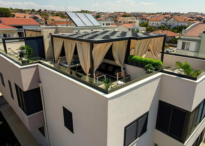 An & Lu With Rooftop Jacuzzi Задар