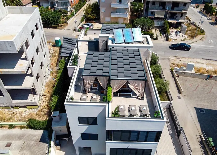 An & Lu With Rooftop Jacuzzi Задар