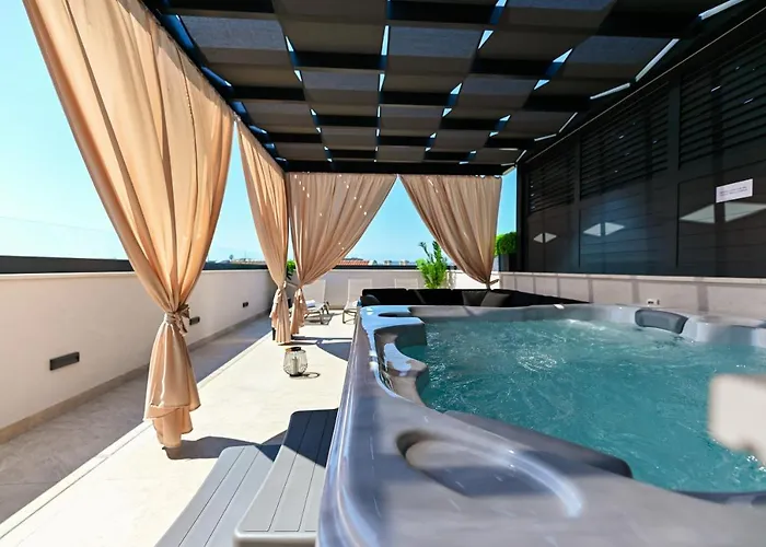 An & Lu With Rooftop Jacuzzi Задар