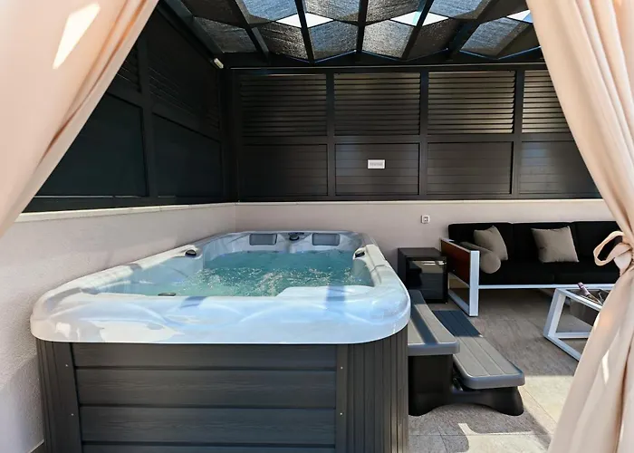 An & Lu With Rooftop Jacuzzi Апартаменты